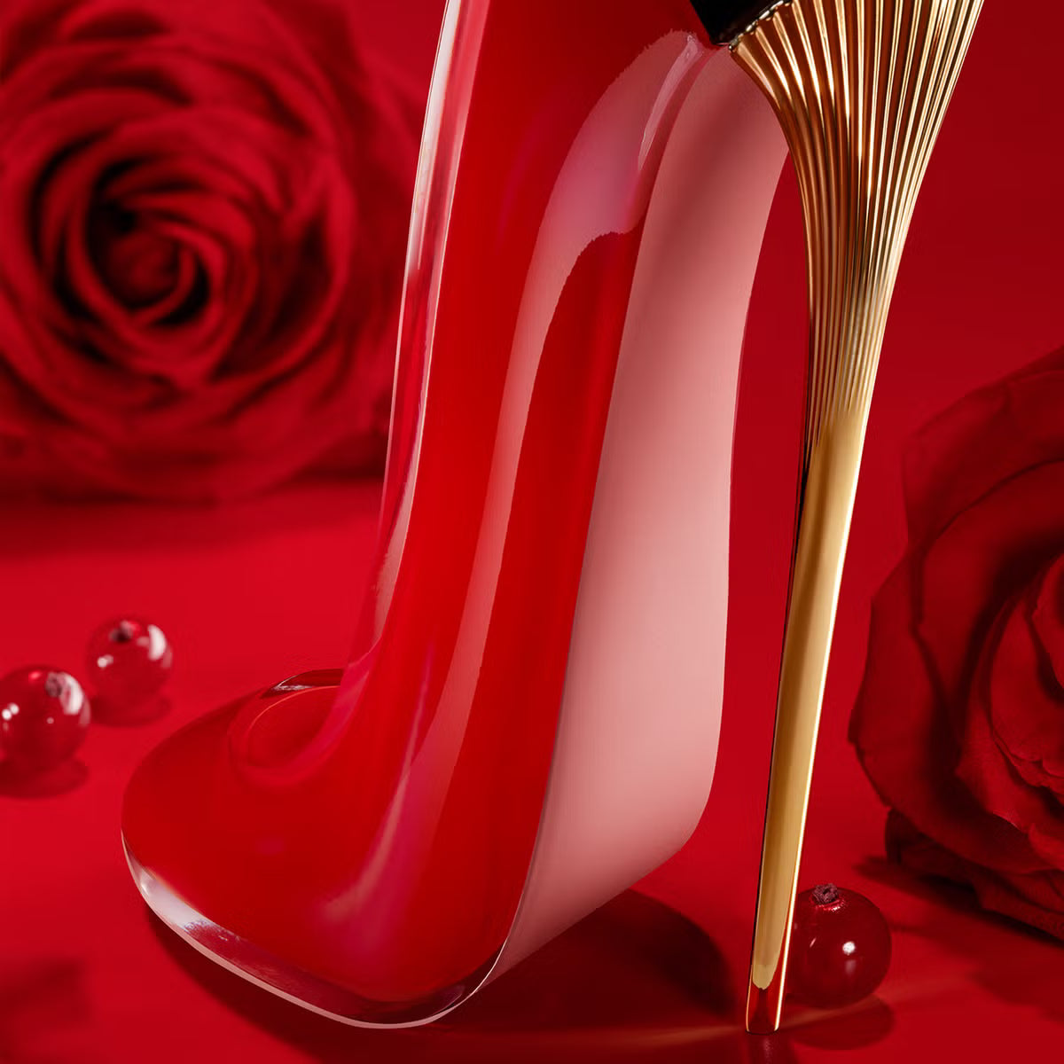 Carolina Herrera Very Good Girl - detalle del frasco rojo y tacón dorado
