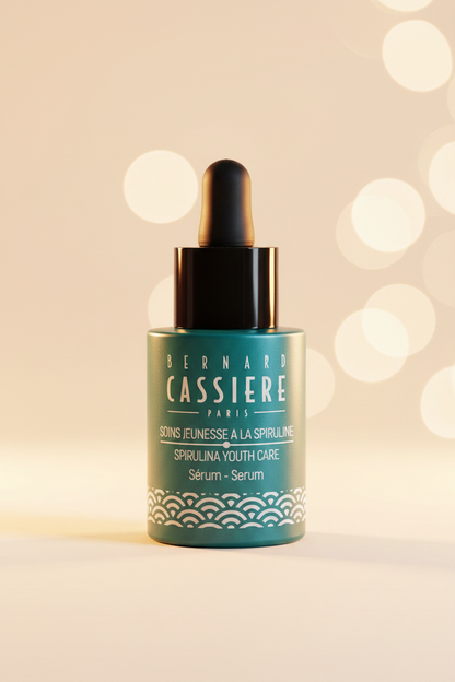 Bernard Cassière Youth Serum Spirulina - fondo crema con bokeh